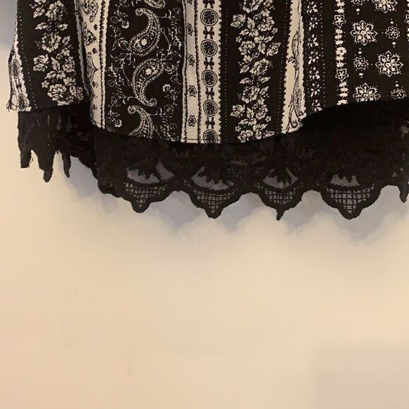IZ Byer off the shoulder, spaghetti straps, black/ white paisley blouse Size M - Picture 5 of 8